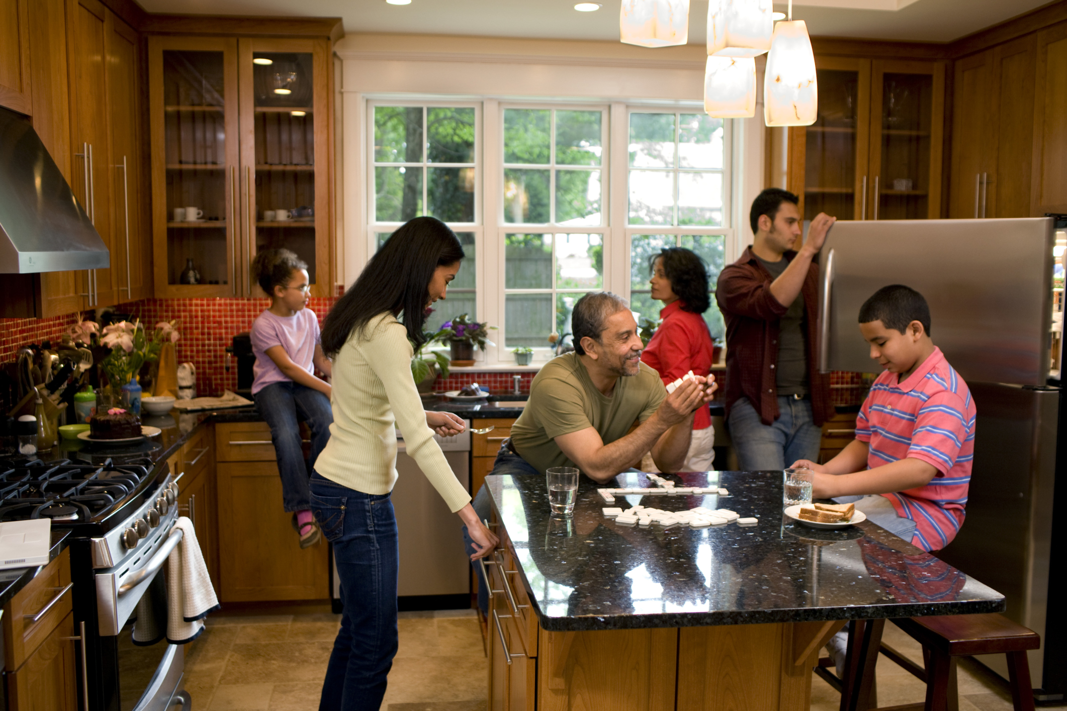 Мама перед гостями. Семья на кухне. Счастливая семья на кухне. Дом для гостей. Гости дома.